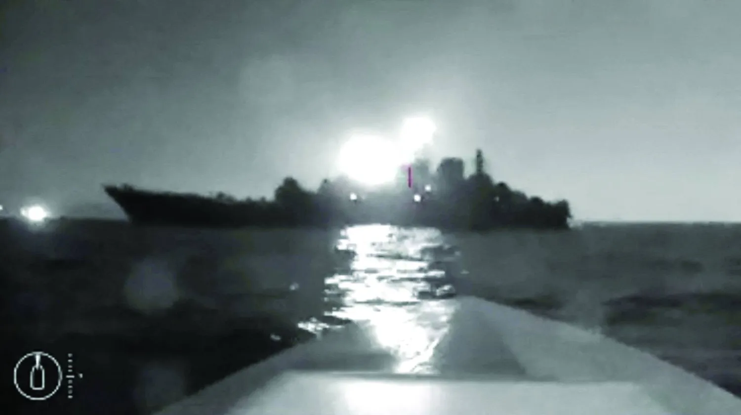 درون بحرية خلال هجوم استهدف سفينة روسية قرب ميناء نوفوروسيسك على البحر الأسود يوم 4 أغسطس الماضي (رويترز)