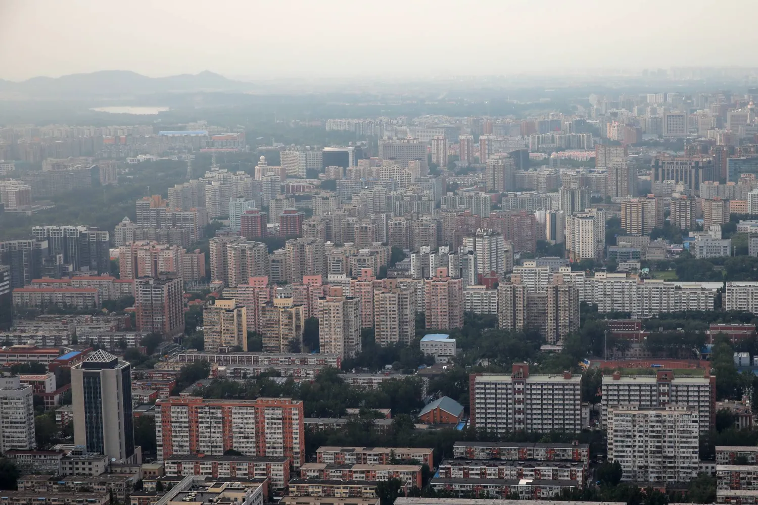 منظر عام لإحدى المناطق السكنية الكثيفة في العاصمة الصينية بكين (إ.ب.أ)