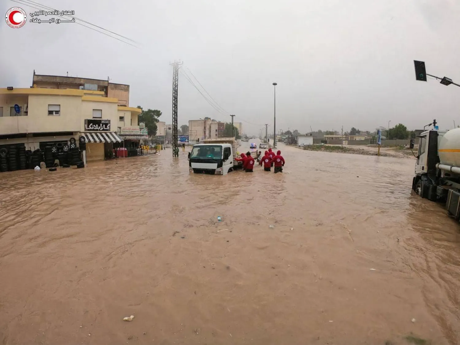متطوعو الهلال الأحمر الليبي يستكملون عملية إنقاذ المواطنين (الهلال الأحمر)