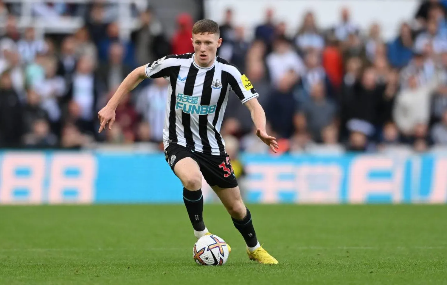 إليوت أندرسون لاعب وسط نيوكاسل (غيتي)