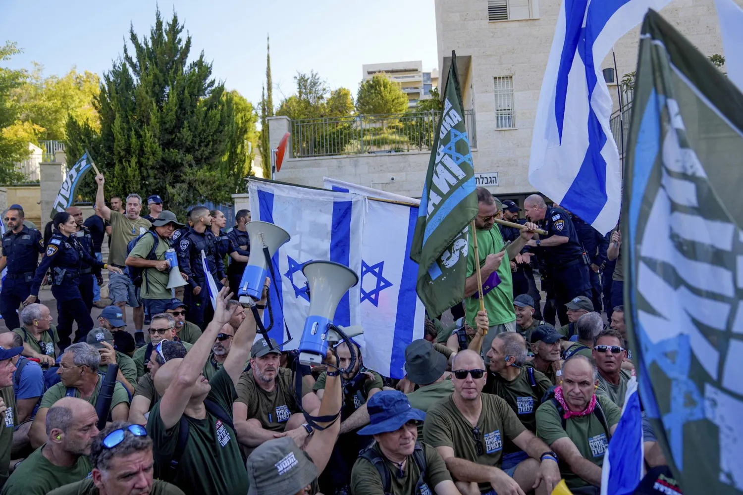 جنود احتياط إسرائيليون يغلقون طريقاً خارج منزل وزير العدل الإسرائيلي ياريف ليفين خلال احتجاج على خطط حكومة رئيس الوزراء بنيامين نتنياهو لإصلاح النظام القضائي في موديعين بإسرائيل الاثنين 11 سبتمبر 2023 (أ.ب)