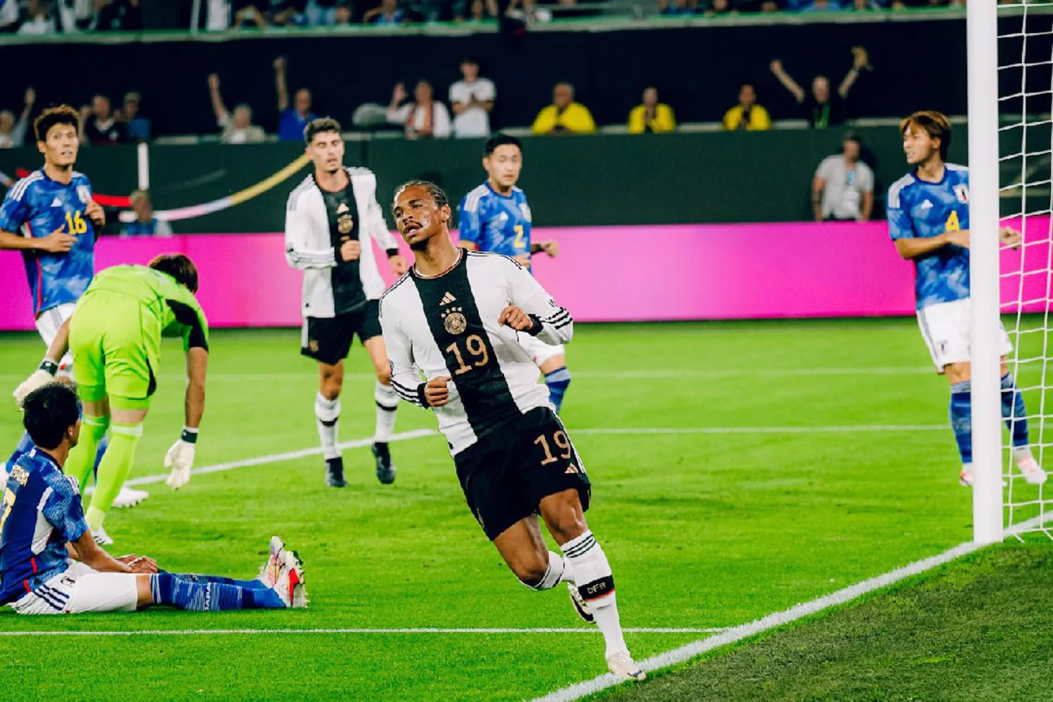 جانب من المواجهة الأخيرة بين ألمانيا واليابان والتي أغضبت الشارع الألماني (الشرق الأوسط)