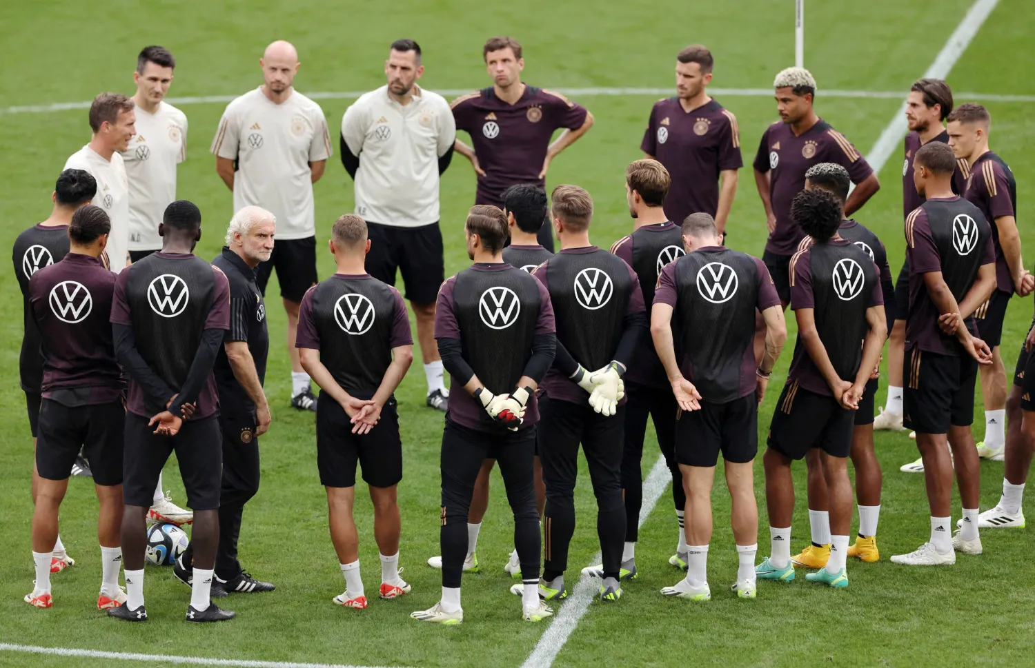 جانب من اجتماع رودي فولر باللاعبين خلال التدريبات الأخيرة للمنتخب الألماني (رويترز)