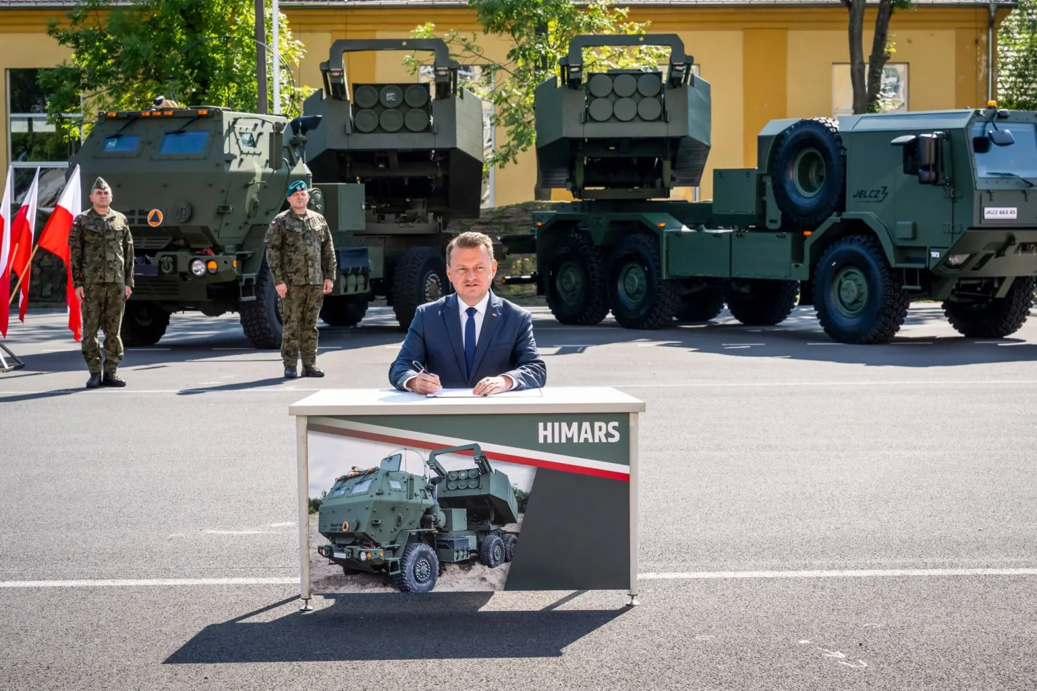 وزير الدفاع الوطني البولندي ماريوس بلازتشاك يلقي بياناً بـ«مركز تدريب المدفعية والتسليح» في تورون ببولندا الاثنين 11 سبتمبر 2023 (إ.ب.أ)