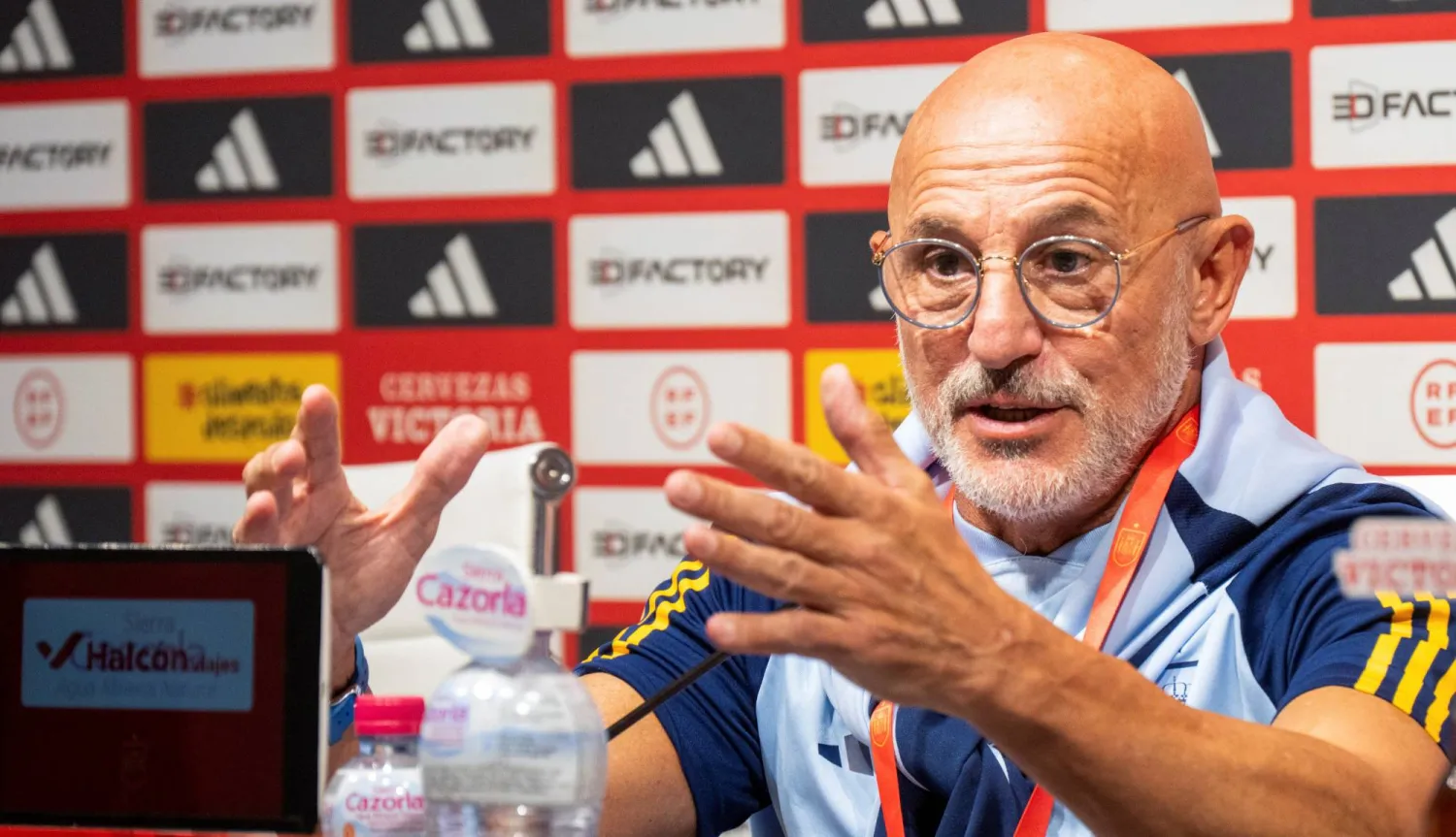 لويس دي لا فوينتي مدرب منتخب إسبانيا خلال المؤتمر (إ.ب.أ)