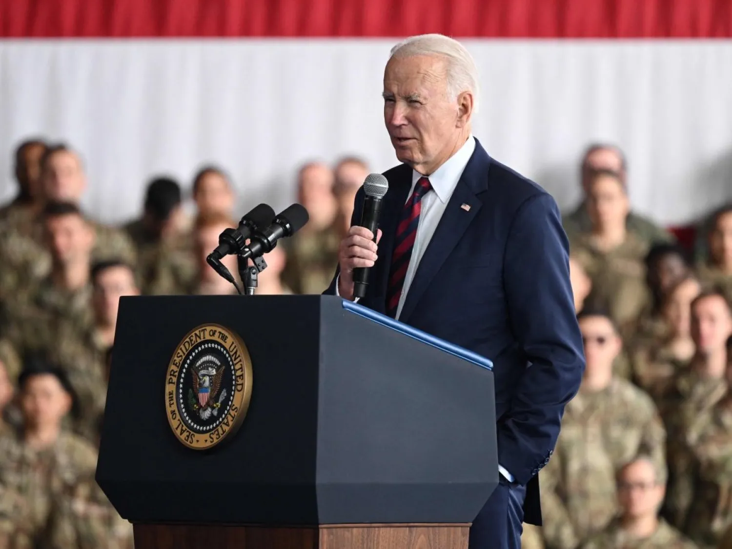 بايدن خلال إلقائه خطاباً تذكارياً قصيراً في ولاية ألاسكا (أ.ف.ب)