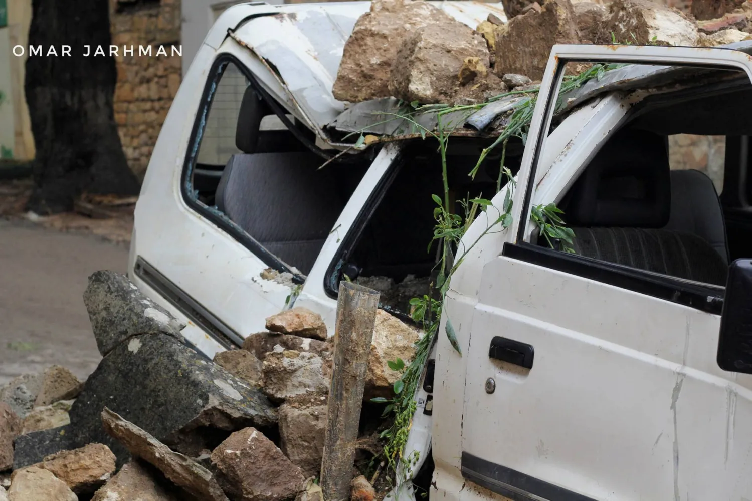 شاحنة متضررة تظهر على الطريق بينما ضربت عاصفة قوية وأمطار غزيرة مدينة شحات بليبيا (رويترز)