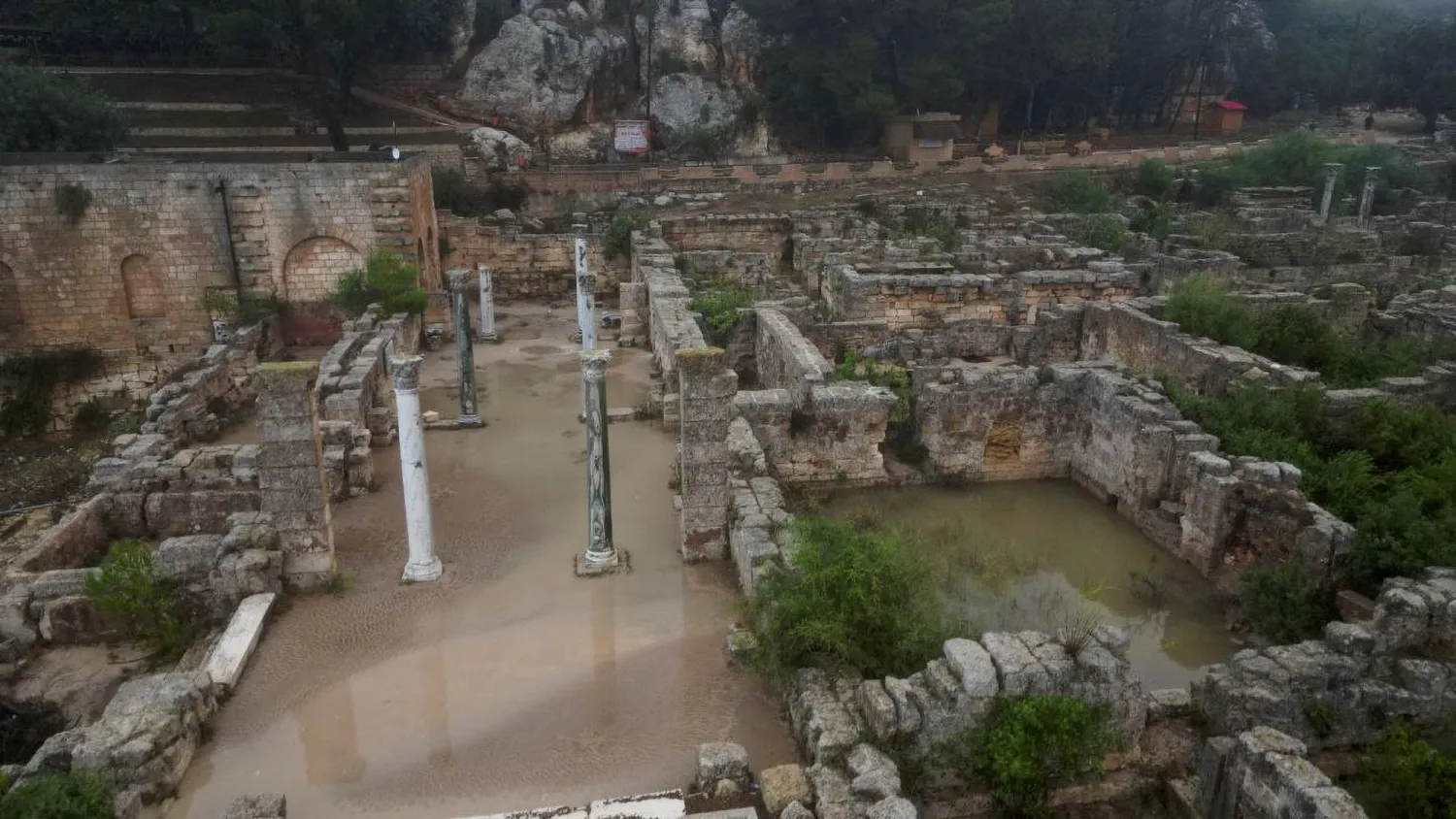 لقطة جوية لمياه الفيضانات التي غمرت مدينة شحات الليبية (رويترز)