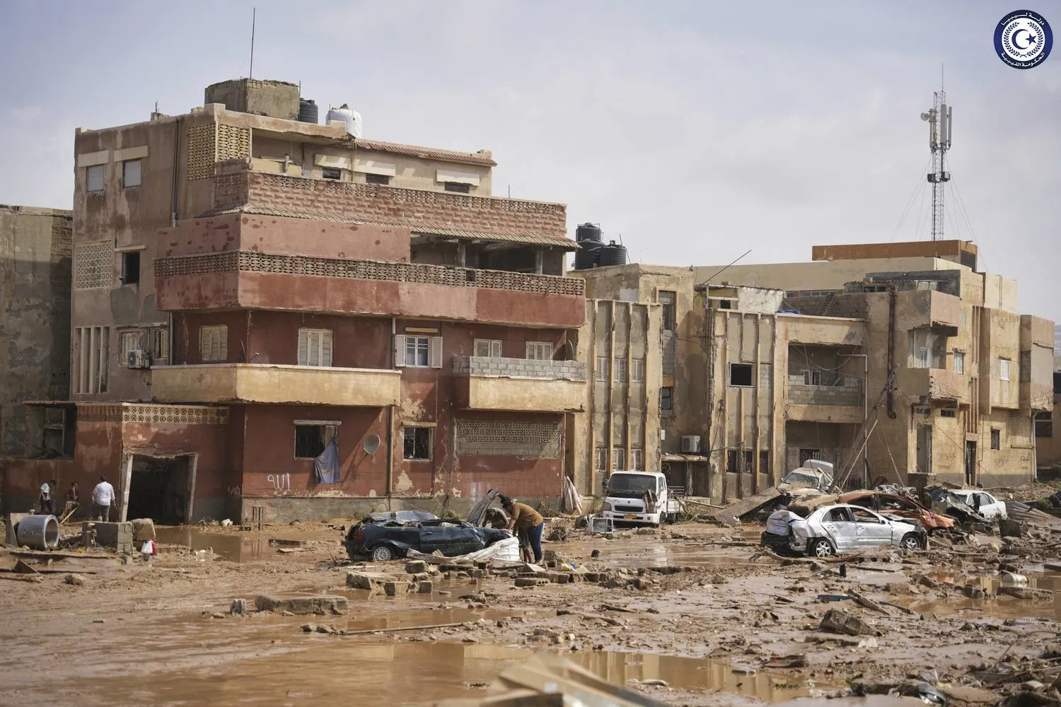 Şiddetli yağmurun ardından Libya'nın Derne kentinde bir caddede görülen  yıkım (AP)
