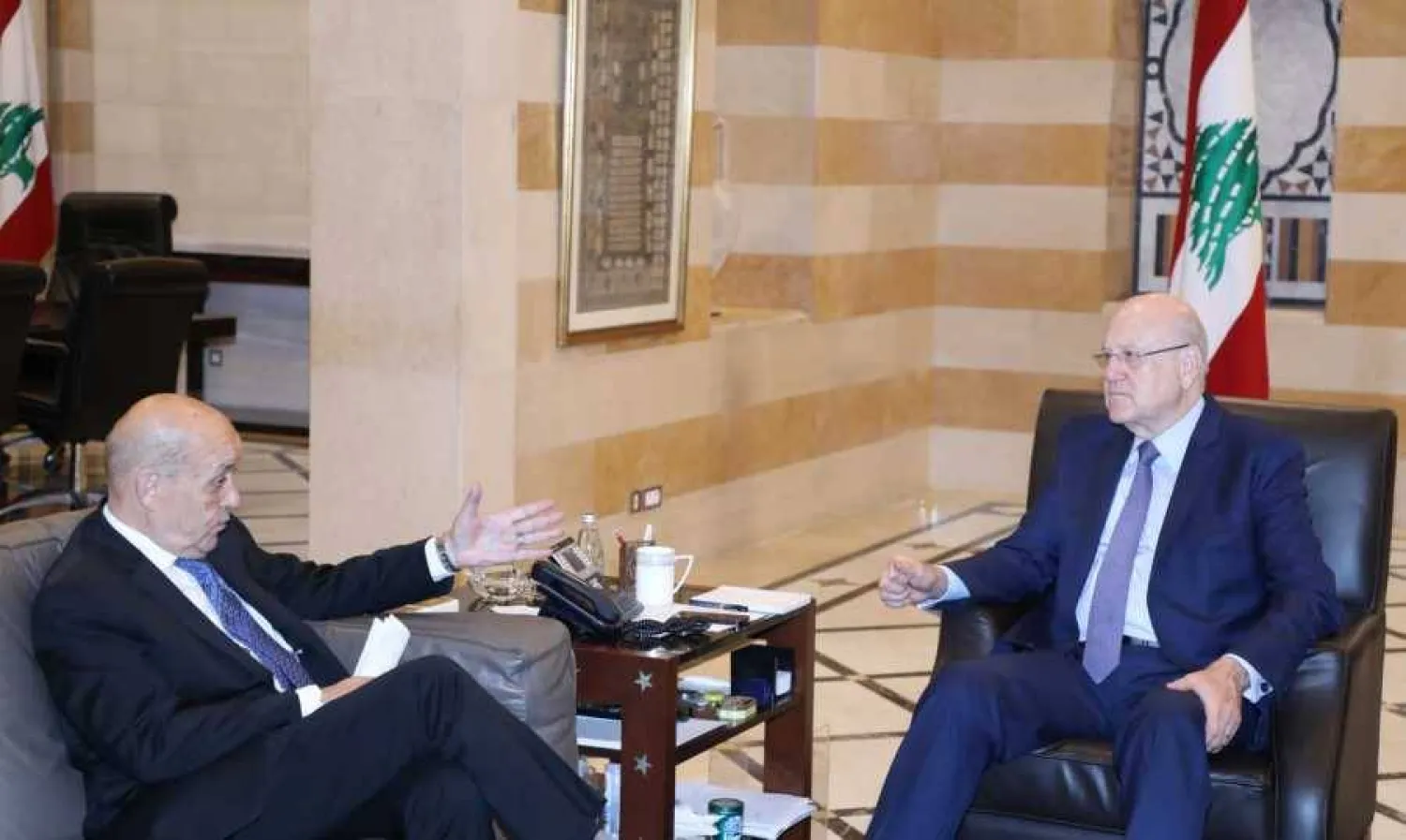 رئيس حكومة تصريف الأعمال اللبنانية نجيب ميقاتي مع المبعوث الفرنسي جان إيف لودريان (المركزية)