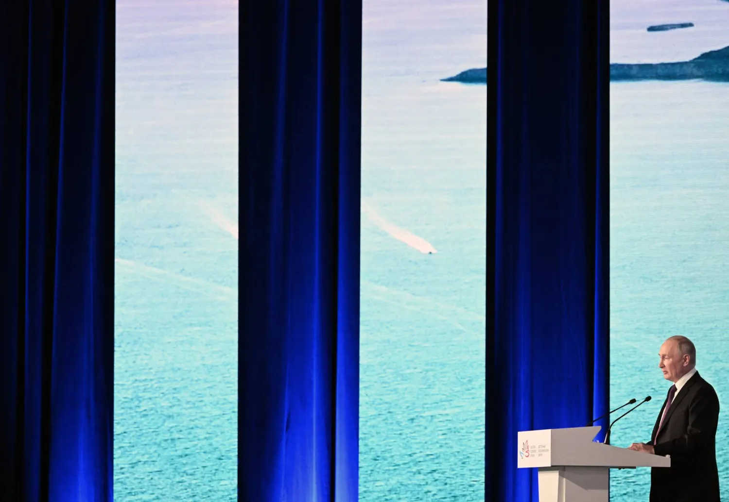 الرئيس الروسي متحدثاً في كلمة بمنتدى الشرق الاقتصادي المنعقد في مدينة فلاديفوستوك (إ.ب.أ)