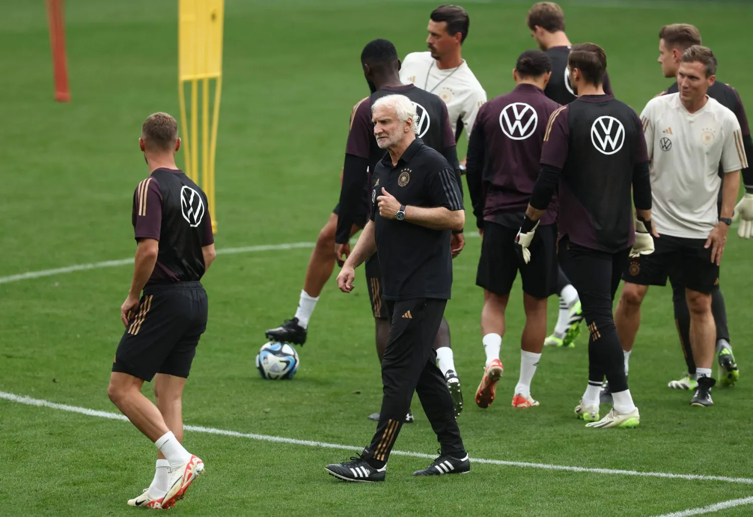 فولر قاد المنتخب في مواجهة فرنسا لكنه غير مهتم بمنصب المدير الفني (أ.ف.ب)