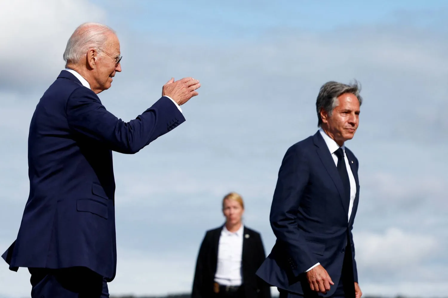 الرئيس الأميركي جو بايدن ووزير الخارجية أنتوني بلينكن قبل ركوب طائرة الرئاسة في قاعدة «إلمندورف-ريتشاردسون» المشتركة بألاسكا أمس (رويترز)