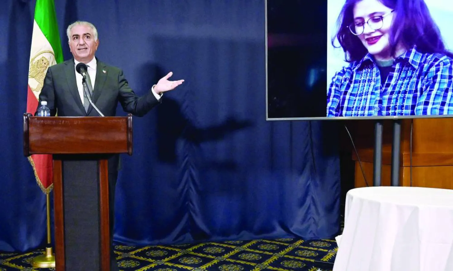 رضا بهلوي خلال مؤتمر صحافي في واشنطن أكتوبر الماضي (أ.ف.ب)