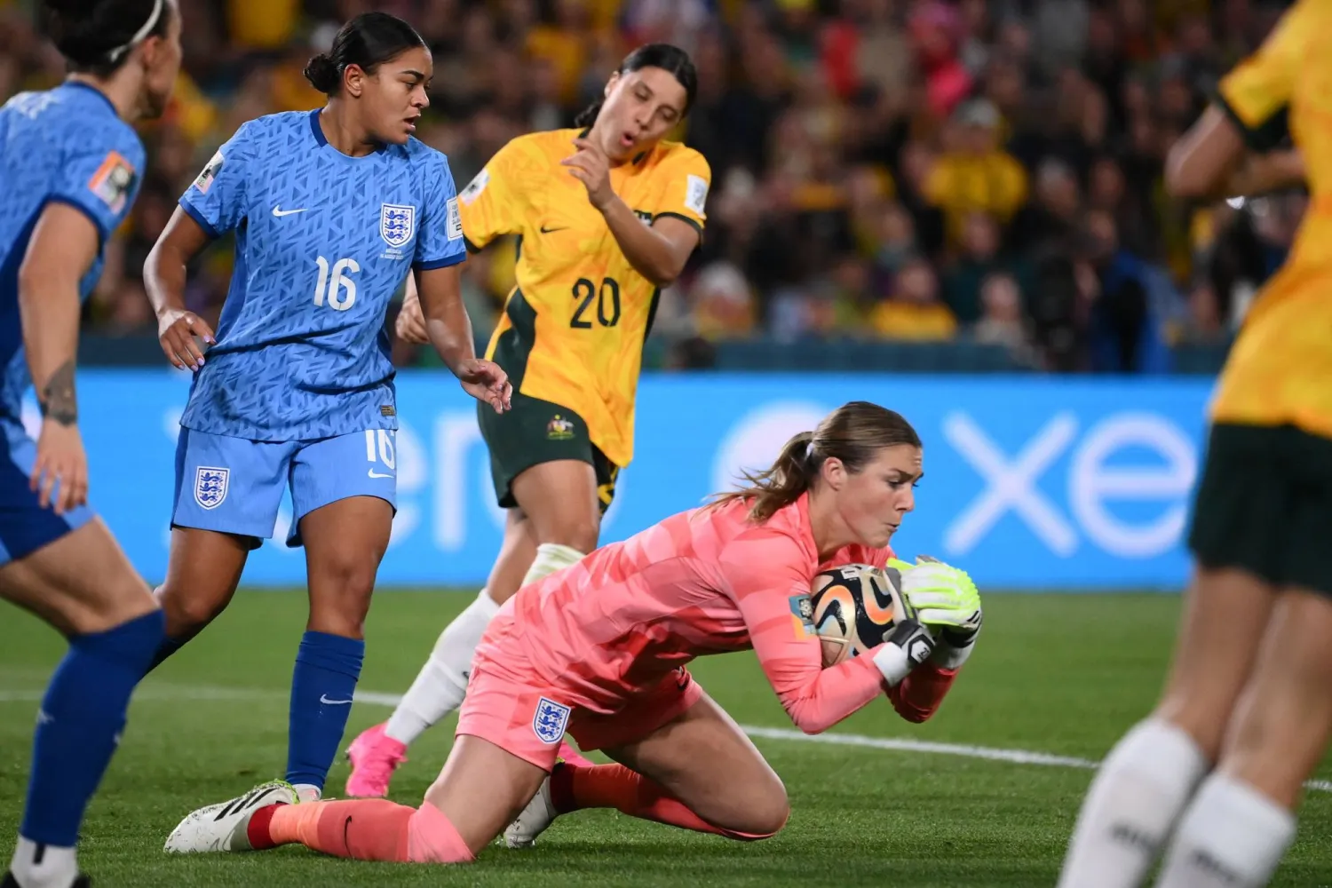 ماري إيربس حاملة لقب أفضل حارسة مرمى للسيدات في العالم (أ.ف.ب)