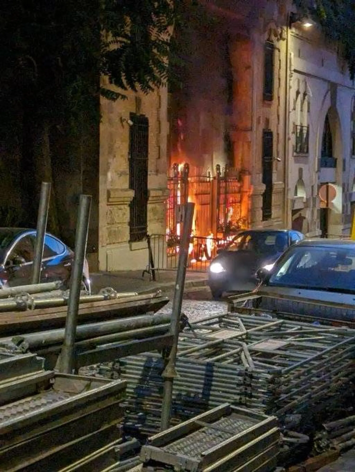 نیران تلتهم البوابة الخلفية للقنصلية الإيرانية في باريس (الإعلام الإيراني)