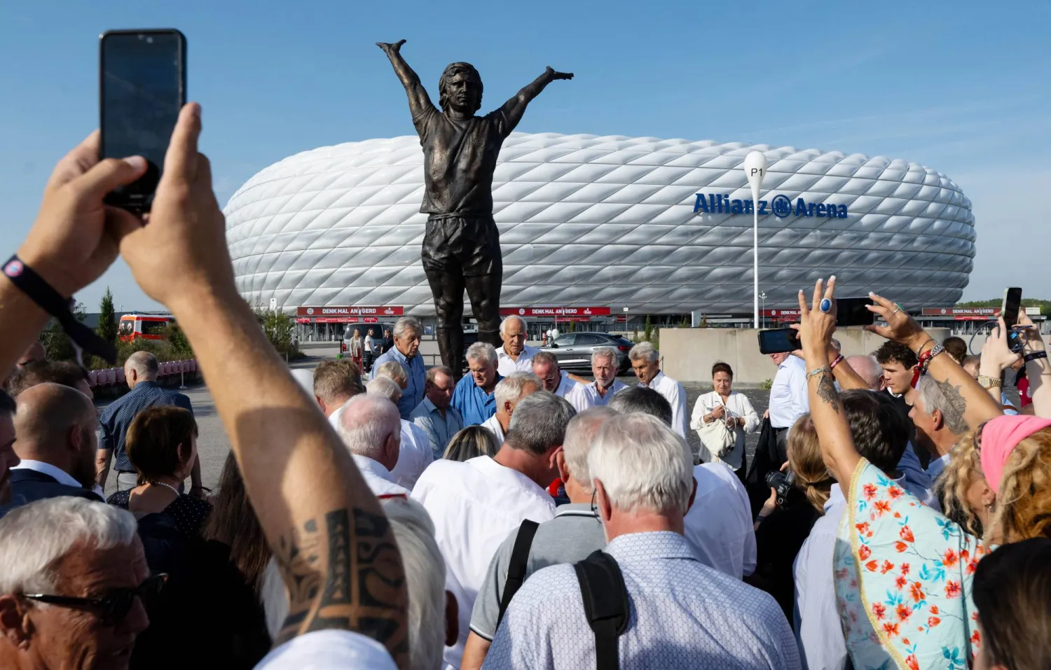 جماهير غفيرة حضرت افتتاح النصب التذكاري لأبرز هدافي بايرن ميونيخ والمنتخب الألماني (د.ب.أ)
