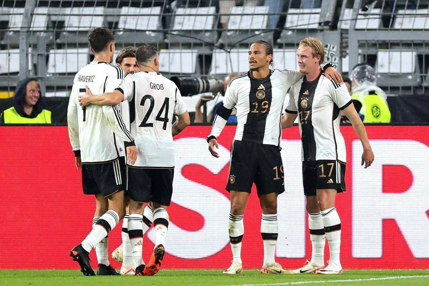 منحت أهداف مولر وساني ألمانيا الفوز الأول لها في آخر ست مباريات (إ.ب.أ)
