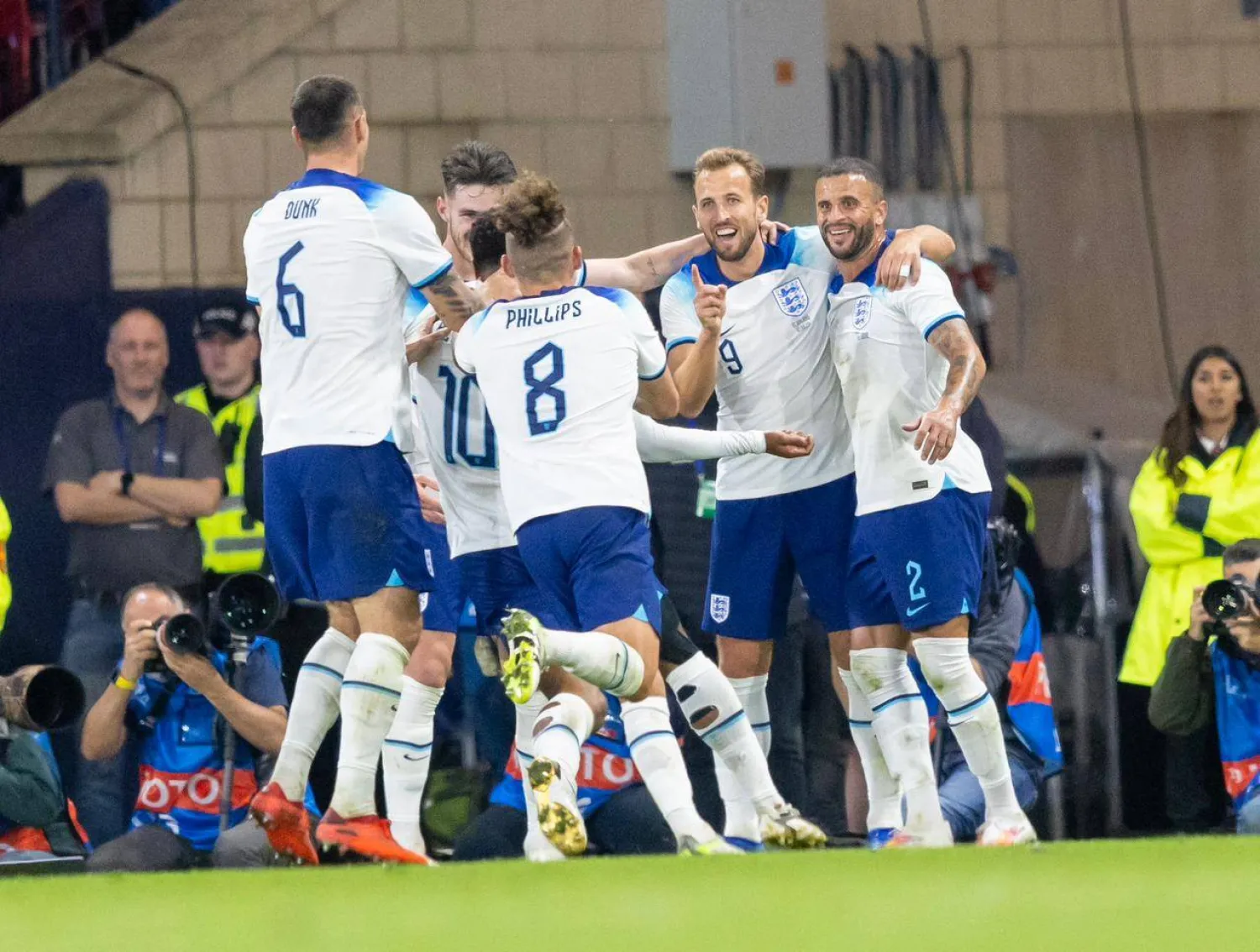 هاري كين يحتفل مع زملائه بهدفه في شباك اسكتلندا (إ.ب.أ)


