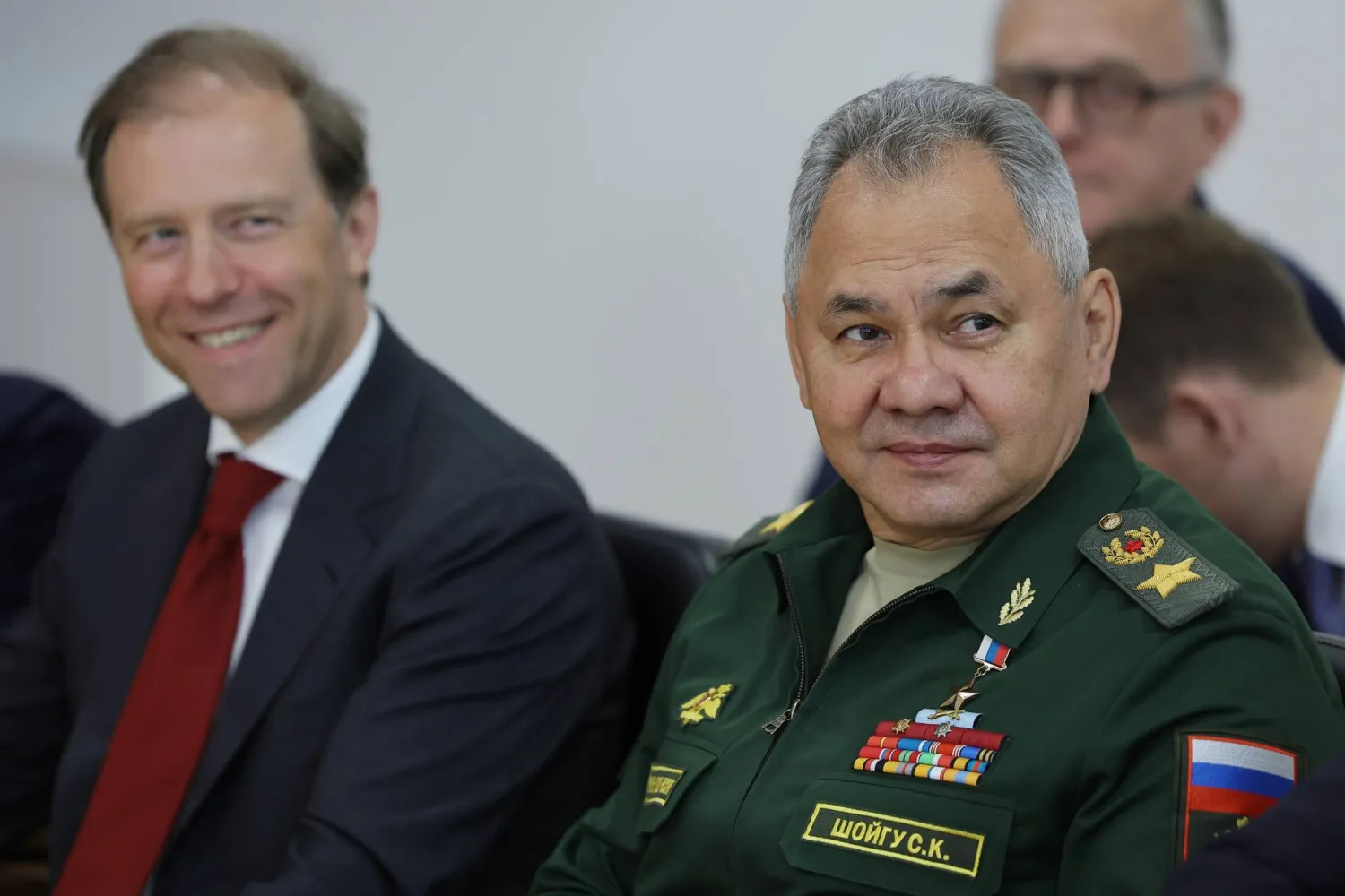 وزير الدفاع الروسي سيرغي شويغو (يمين) ونائب رئيس الوزراء ووزير الصناعة والتجارة الروسي دينيس مانتوروف (يسار) ينتظران قبل المحادثات الروسية الكورية الشمالية في قاعدة فوستوشني الفضائية خارج بلدة تسيولكوفسكي في منطقة أمور بروسيا في 13 سبتمبر 2023 (إ.ب.أ)