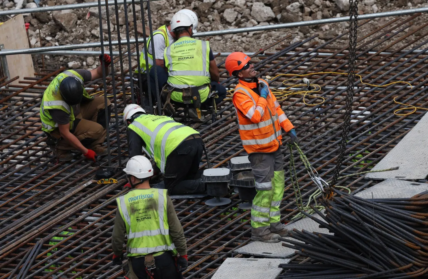 عمّال في موقع بناء في لندن ببريطانيا... وفقاً لمكتب الإحصاءات الوطنية (ONS) انكمش اقتصاد المملكة المتحدة 0.5 % في يوليو مما أثار مخاوف من الركود... وتضرر الاقتصاد البريطاني بشكل خاص من الإضرابات المستمرة وسوء الأحوال الجوية حيث أثر ذلك على قطاعي التجزئة والبناء (إ.ب.أ)