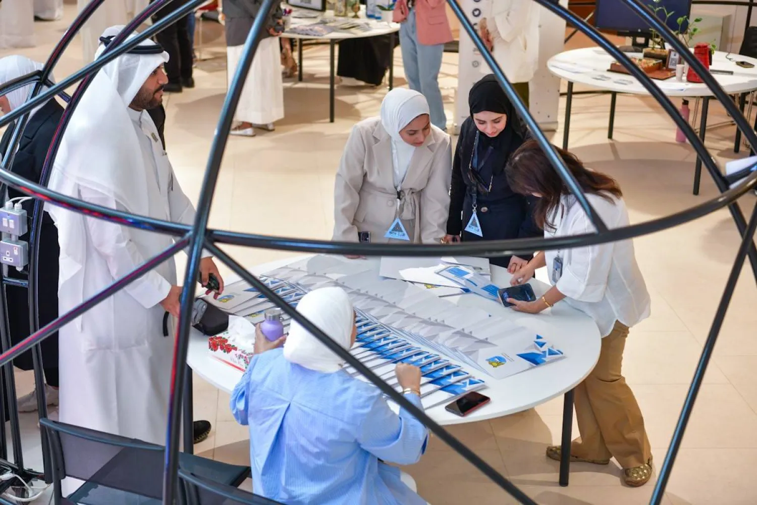 طلاب وطالبات من جامعة الكويت خلال برنامج إرشادي أقيم أمس (الثلاثاء) (كونا)