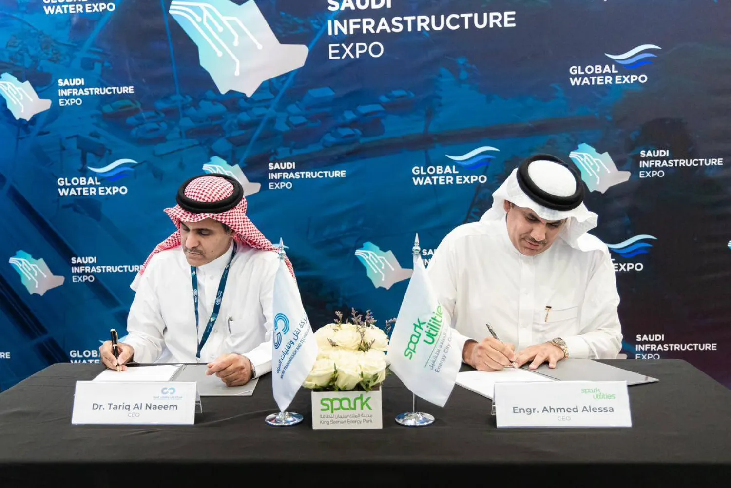 الرئيس التنفيذي لشركة «واحة النفط والغاز العالمية» والرئيس التنفيذي لشركة «سبارك يوتيليتيز» خلال توقيع إحدى الاتفاقيات (الشرق الأوسط)