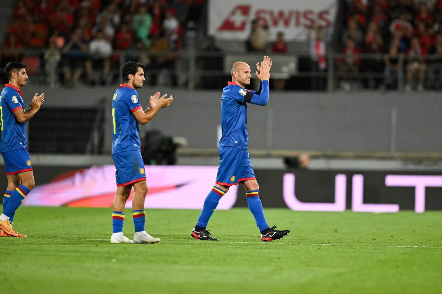 ليما يبادل الجماهير التحية في آخر مباراة له أمام سويسرا في تصفيات أوروبا (أ.ف.ب)