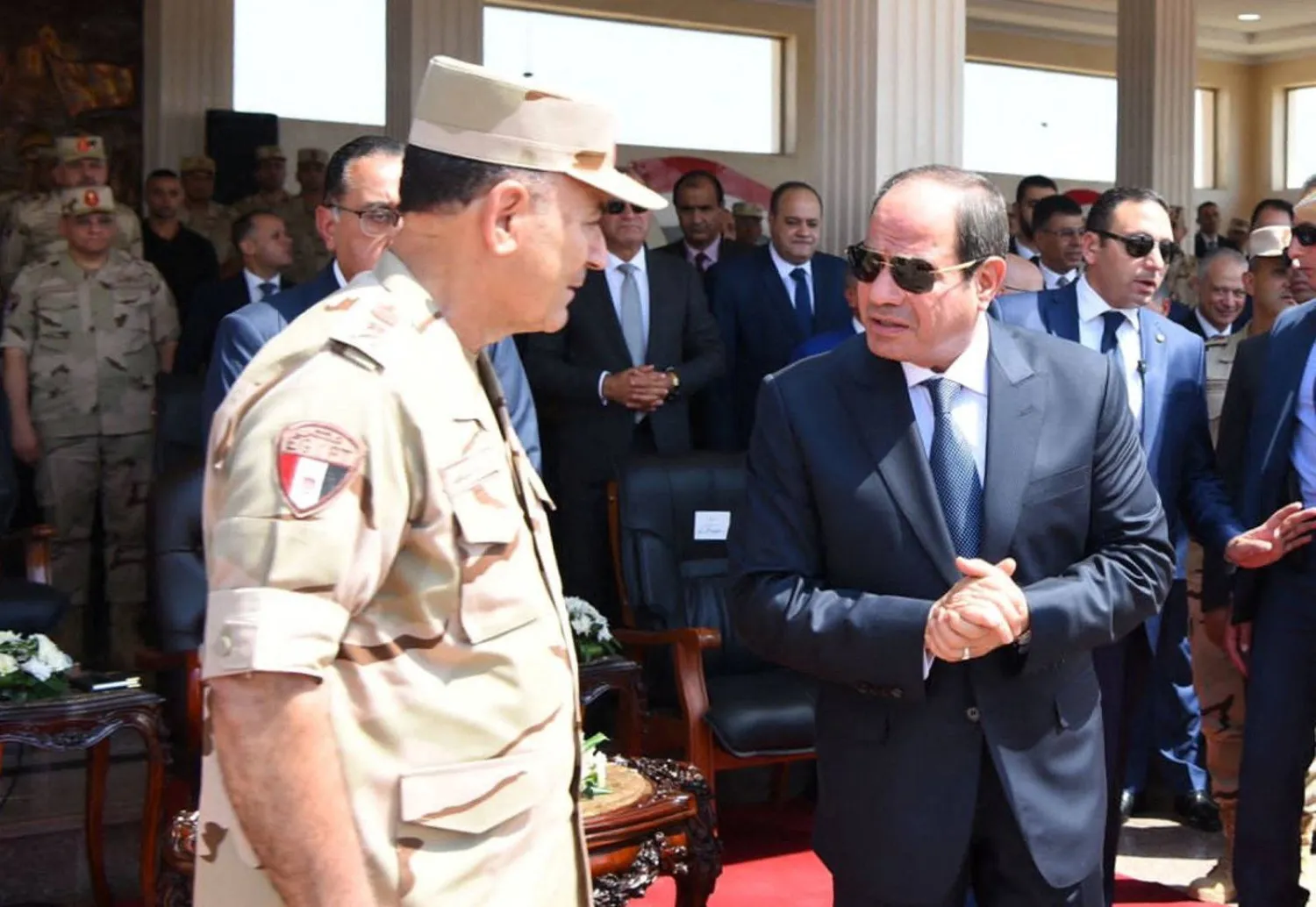 السيسي متحدثاً إلى رئيس أركان الجيش المصري أسامة عسكر قبيل إرسال المساعدات الإغاثية إلى ليبيا (رويترز)