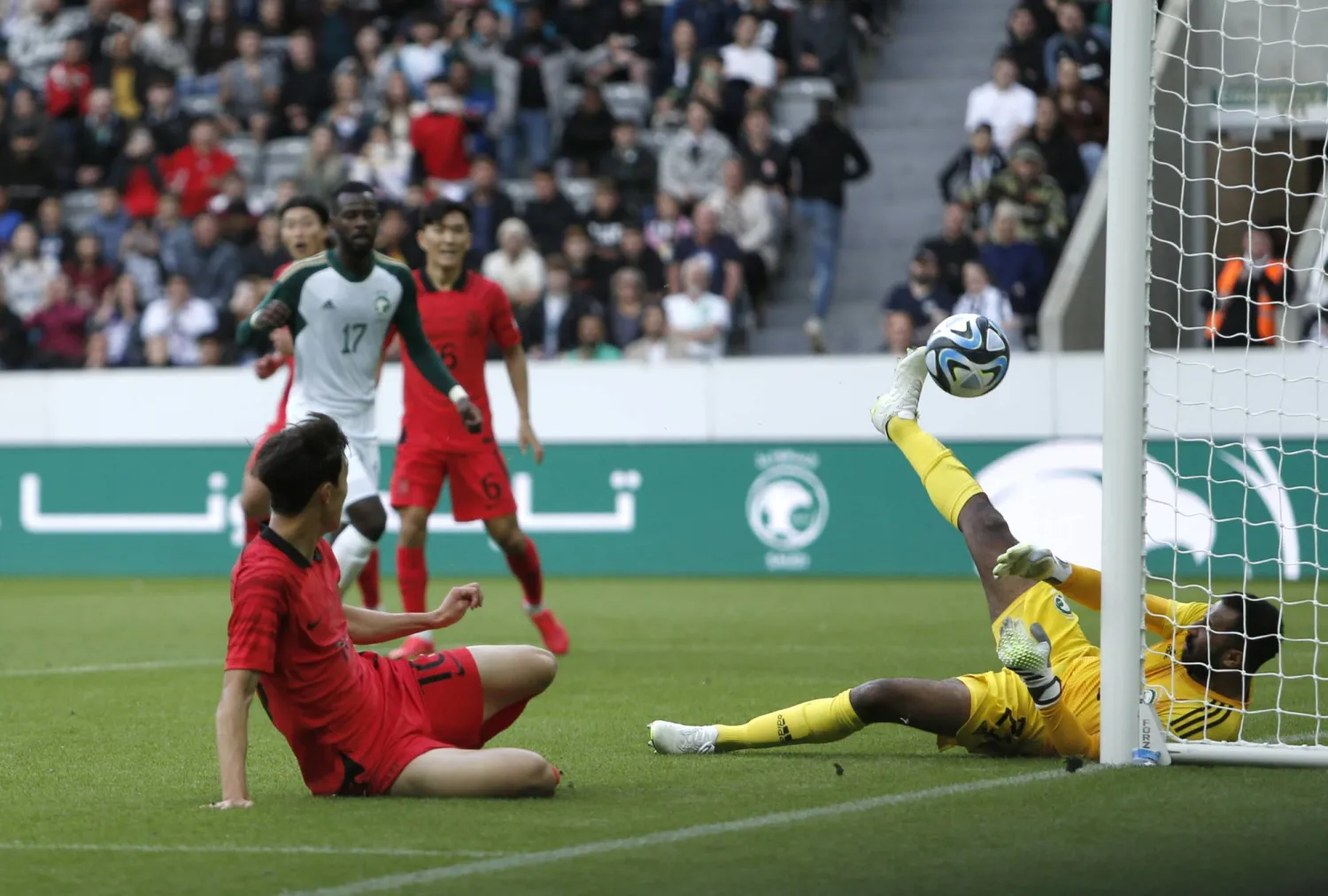 خسارتان للمنتخب السعودي في معسكر نيوكاسل (د.ب.أ)