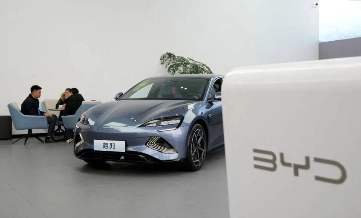 عرض سيارة BYD Seal الكهربائية (EV) في شنغهاي بالصين (رويترز)