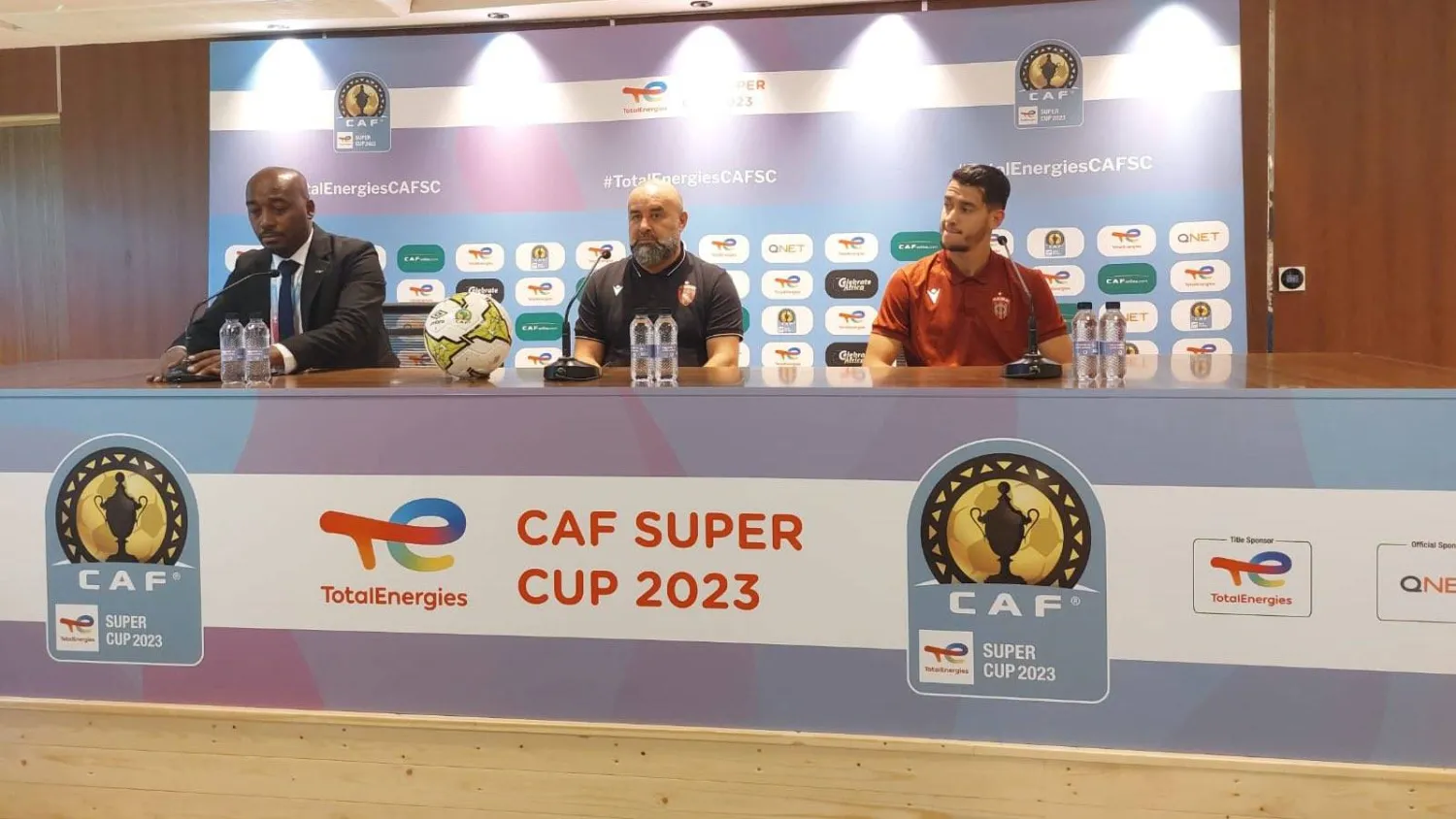 بن شيخة خلال المؤتمر الصحافي قبل مباراة الأهلي المصري واتحاد العاصمة الجزائري (الشرق الأوسط)