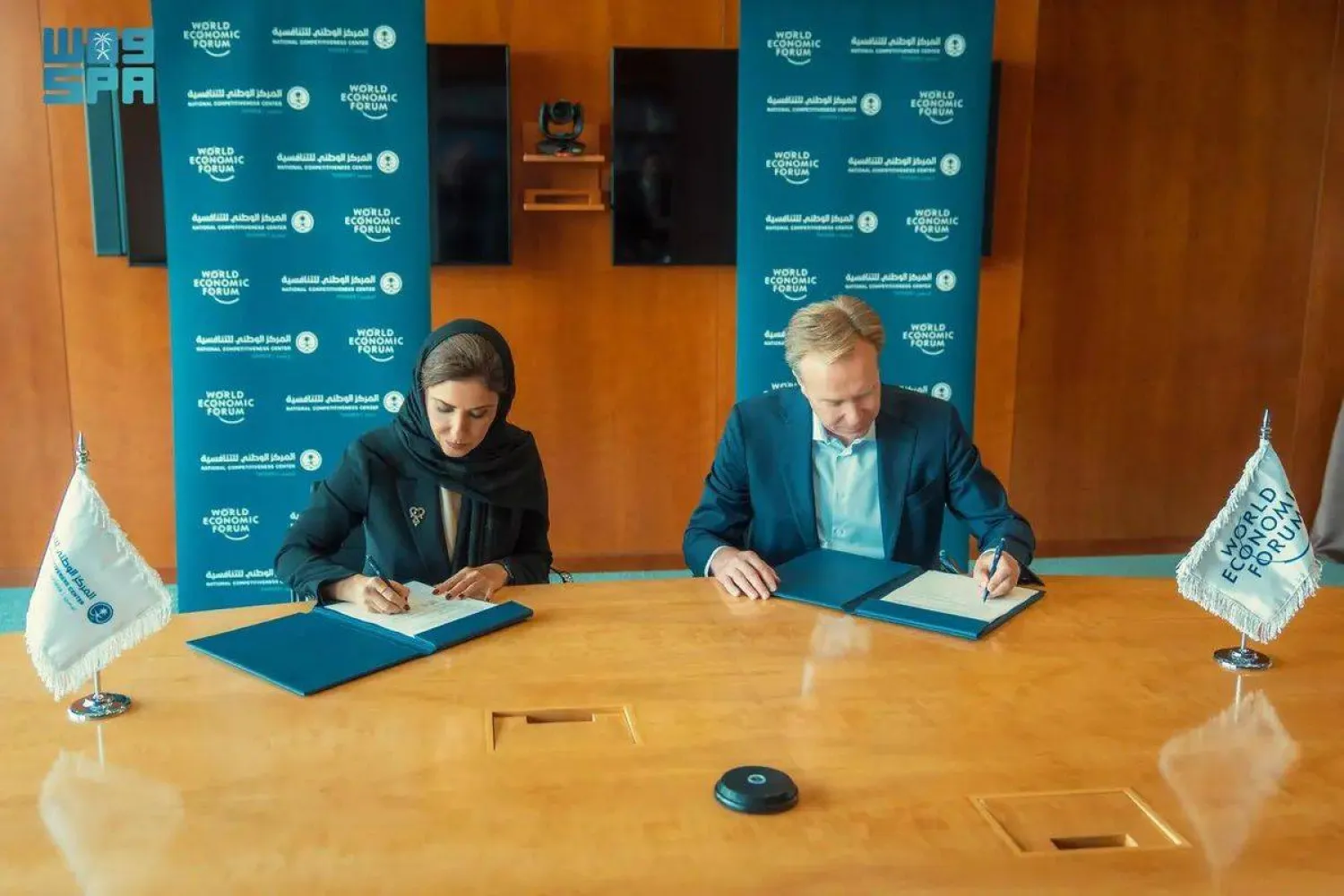 جانب من توقيع الاتفاقية بين الدكتورة إيمان المطيري والدكتور ماثيو ستيفانسون (الشرق الأوسط)