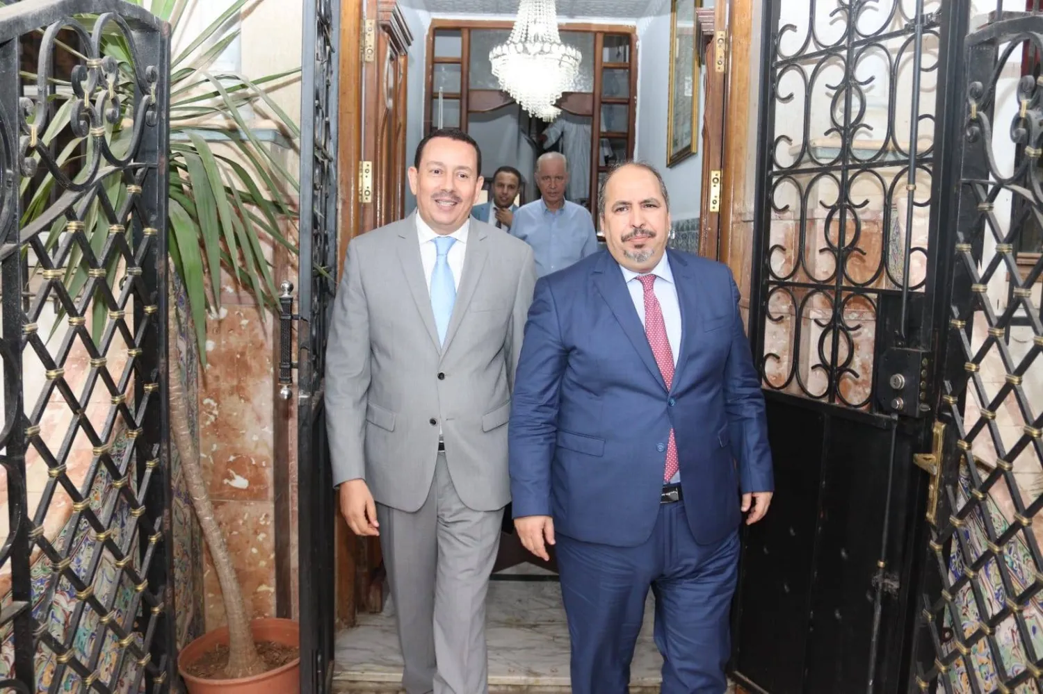 أبو الفضل بعجي (يمين) الأمين العام لـ«جبهة التحرير» (حساب الحزب بالإعلام الاجتماعي)