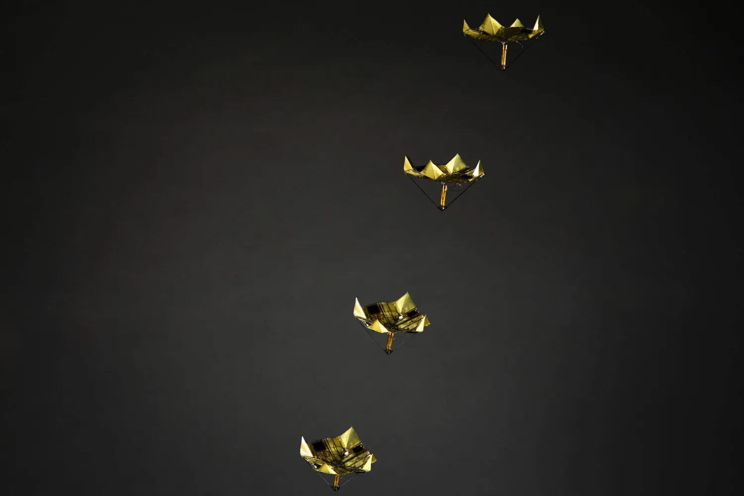 تنتقل هذه الطائرات من حركة عشوائية دوارة إلى انزلاق مركّز نحو الأسفل عند إطلاقها من الطائرات دون طيار (جامعة واشنطن)