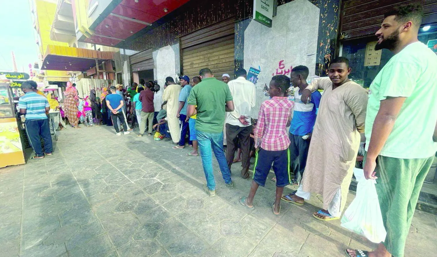 سودانيون في الخرطوم يصطفون للحصول على الخبز وسط أزمة اقتصادية خانقة جراء الحرب (رويترز)