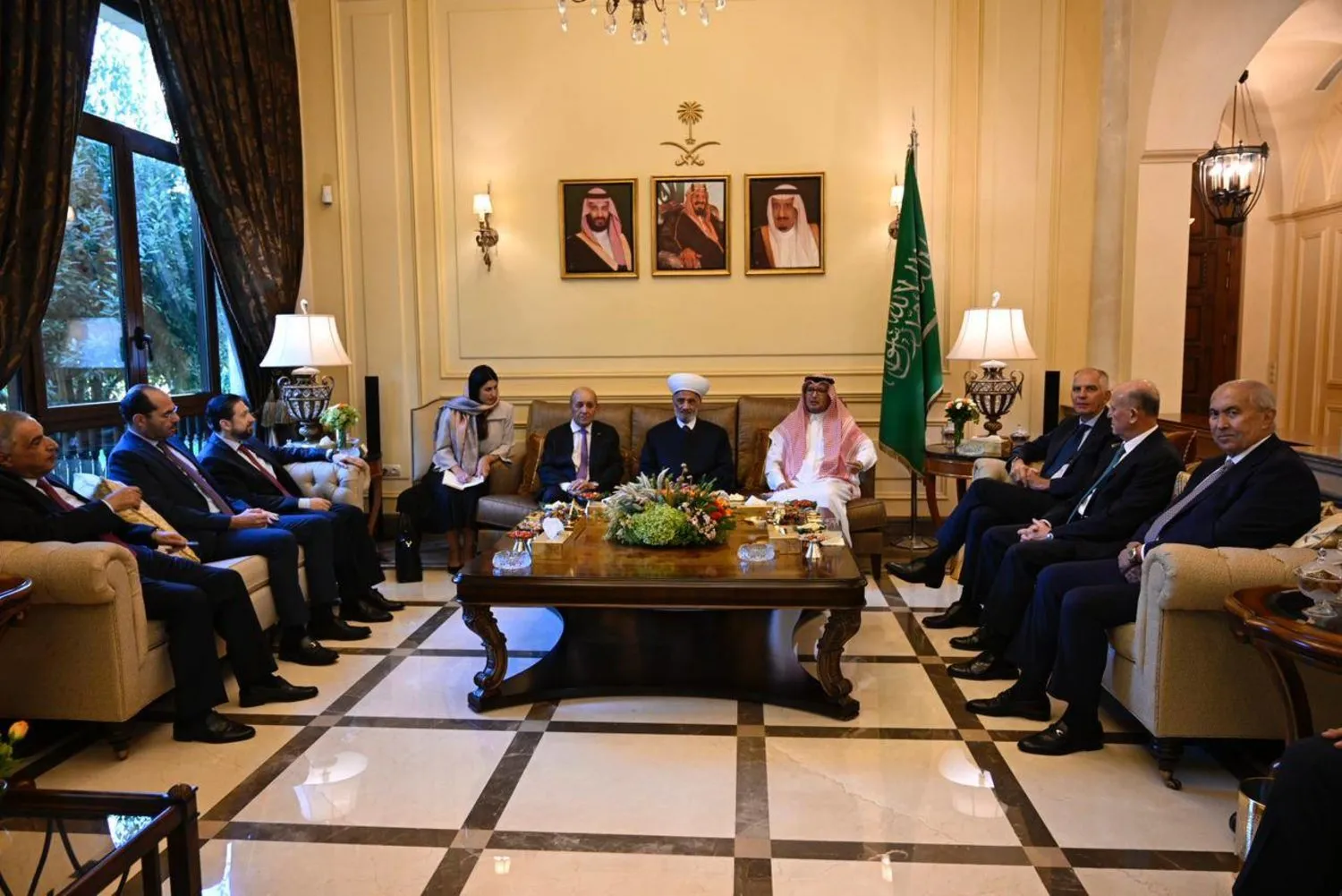 Suudi Arabistan Büyükelçiliği’nin merkezindeki toplantıya Sünni temsilciler, Lübnan Müftüsü Abdullatif Deryan ve Fransa’nın Kuzey Afrika ve Ortadoğu Elçisi Jean-Yves Le Drian katıldı (Şarku’l Avsat)