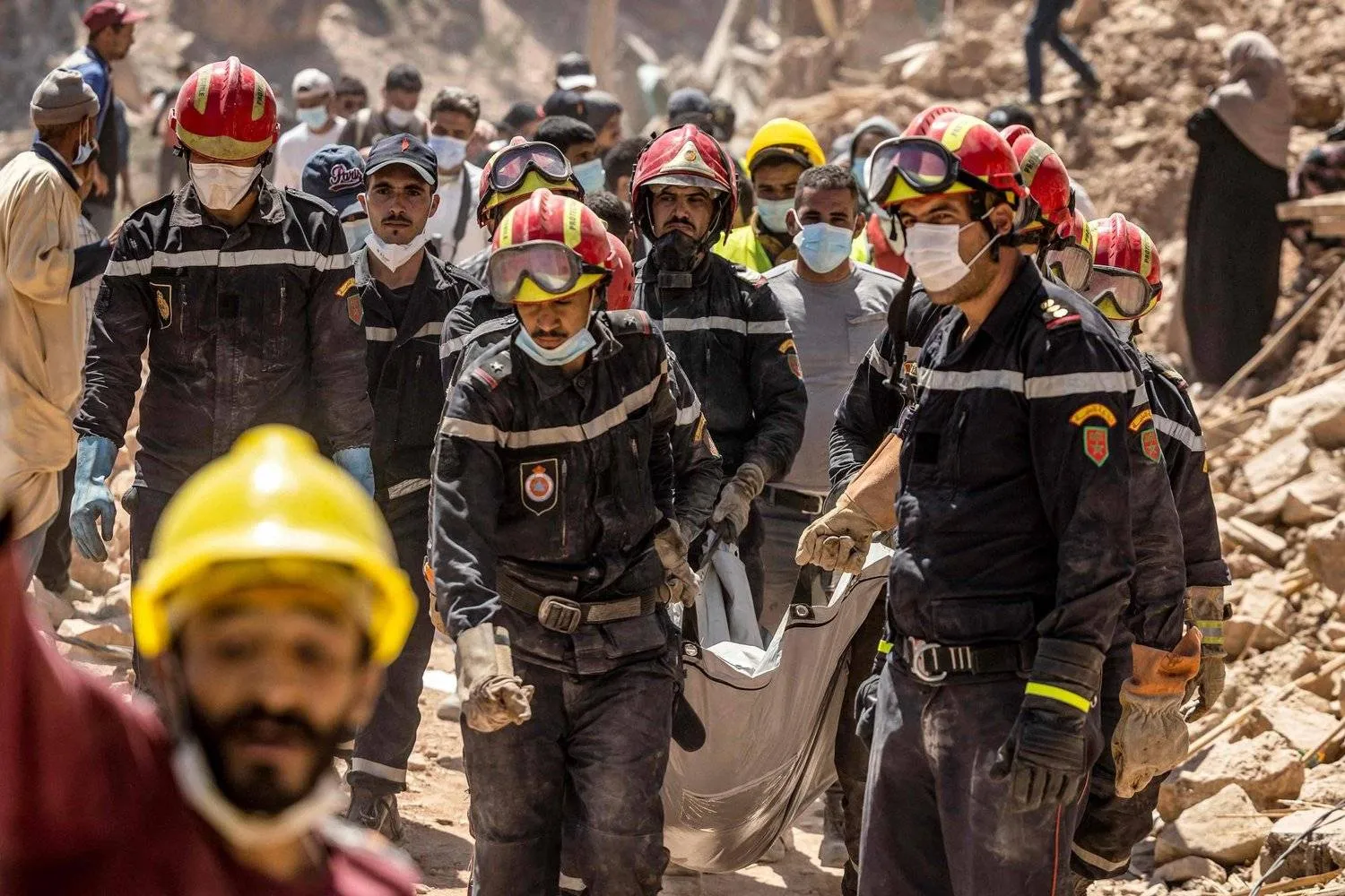 فرق الإنقاذ المغربية تواصل جهودها في بعض القرى التي دمرها الزلزال للعثور على ناجين (أ.ف.ب)