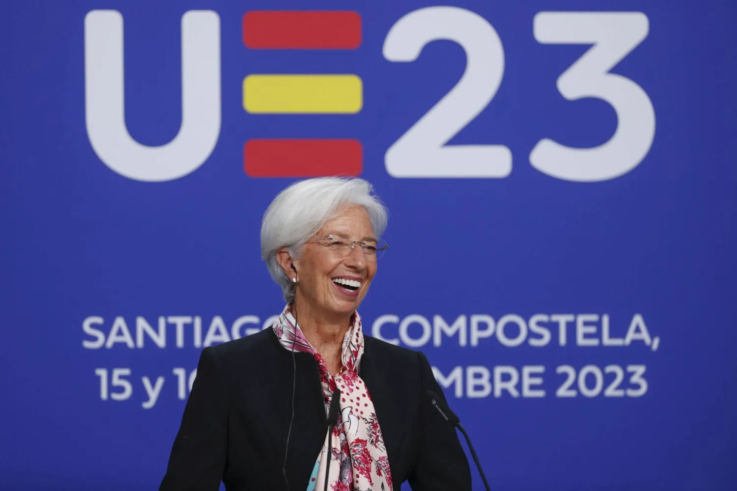 رئيسة البنك المركزي الأوروبي كريستين لاغارد في مؤتمر صحافي خلال اجتماع لصناع السياسة المالية بالاتحاد الأوروبي في سانتياغو دي كومبوستيلا الإسبانية (إ.ب.أ)