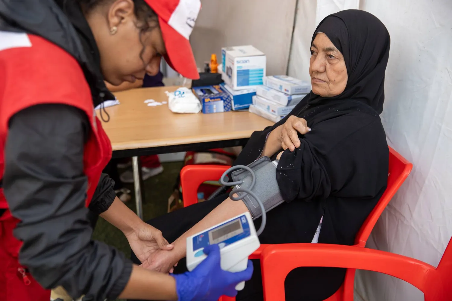 سيدة تتلقى العناية الطبية بأحد مستشفيات مراكش (إ.ب.أ)