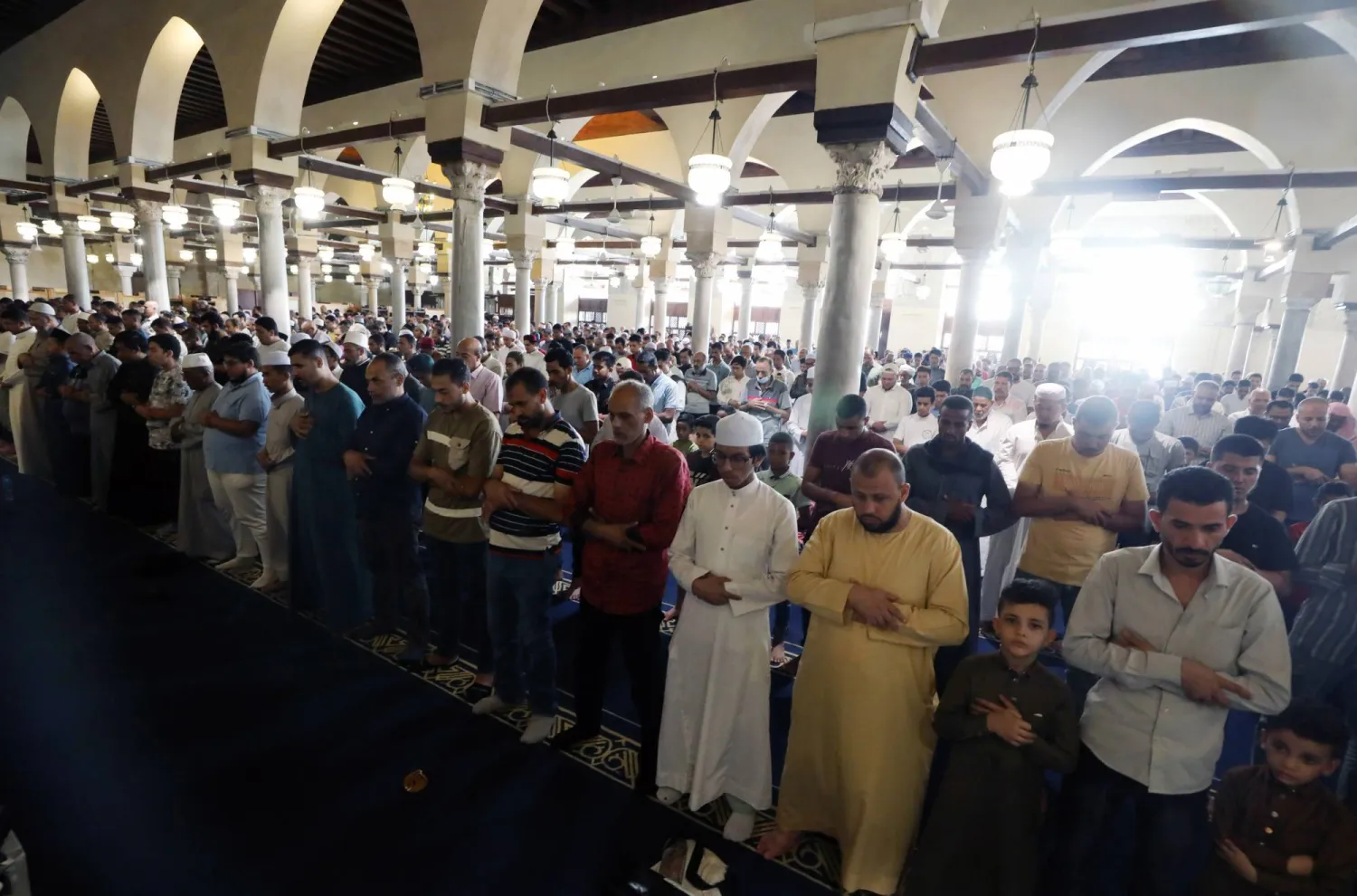 مواطنون يصلون صلاة الغائب على ضحايا زلزال المغرب (إ.ب.أ)