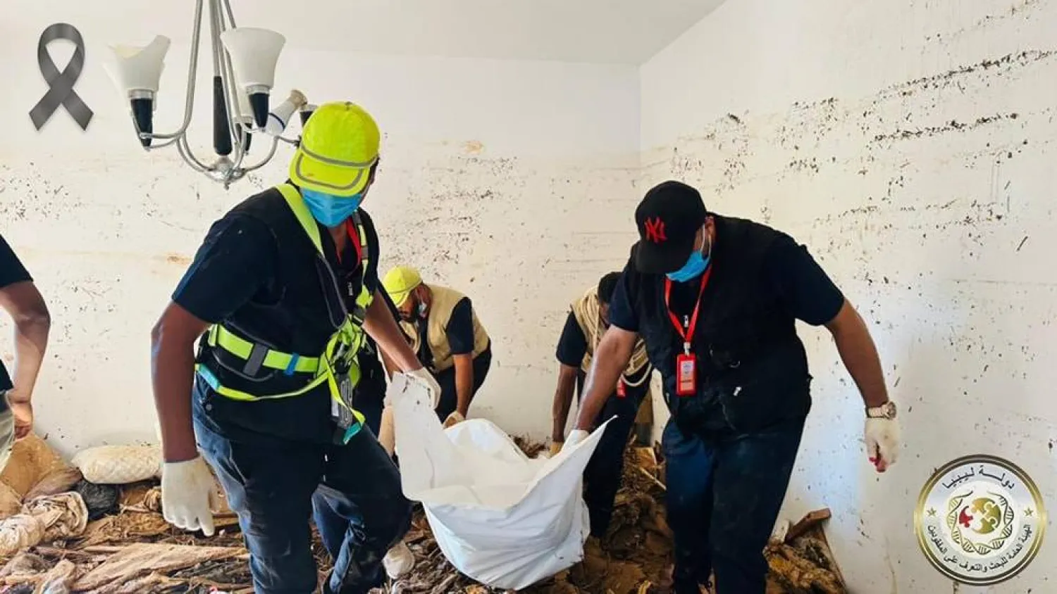 عناصر الهيئة العامة للبحث والتعرف على المفقودين تنتشل جثة من درنة (الهيئة)
