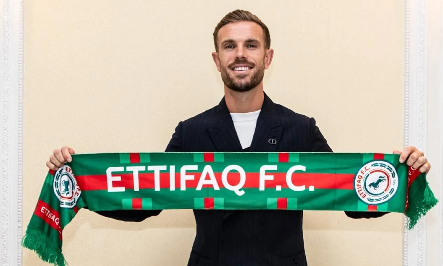 هيندرسون قائد ليفربول عقب توقيع العقد مع نادي الاتفاق السعودي (الشرق الأوسط)