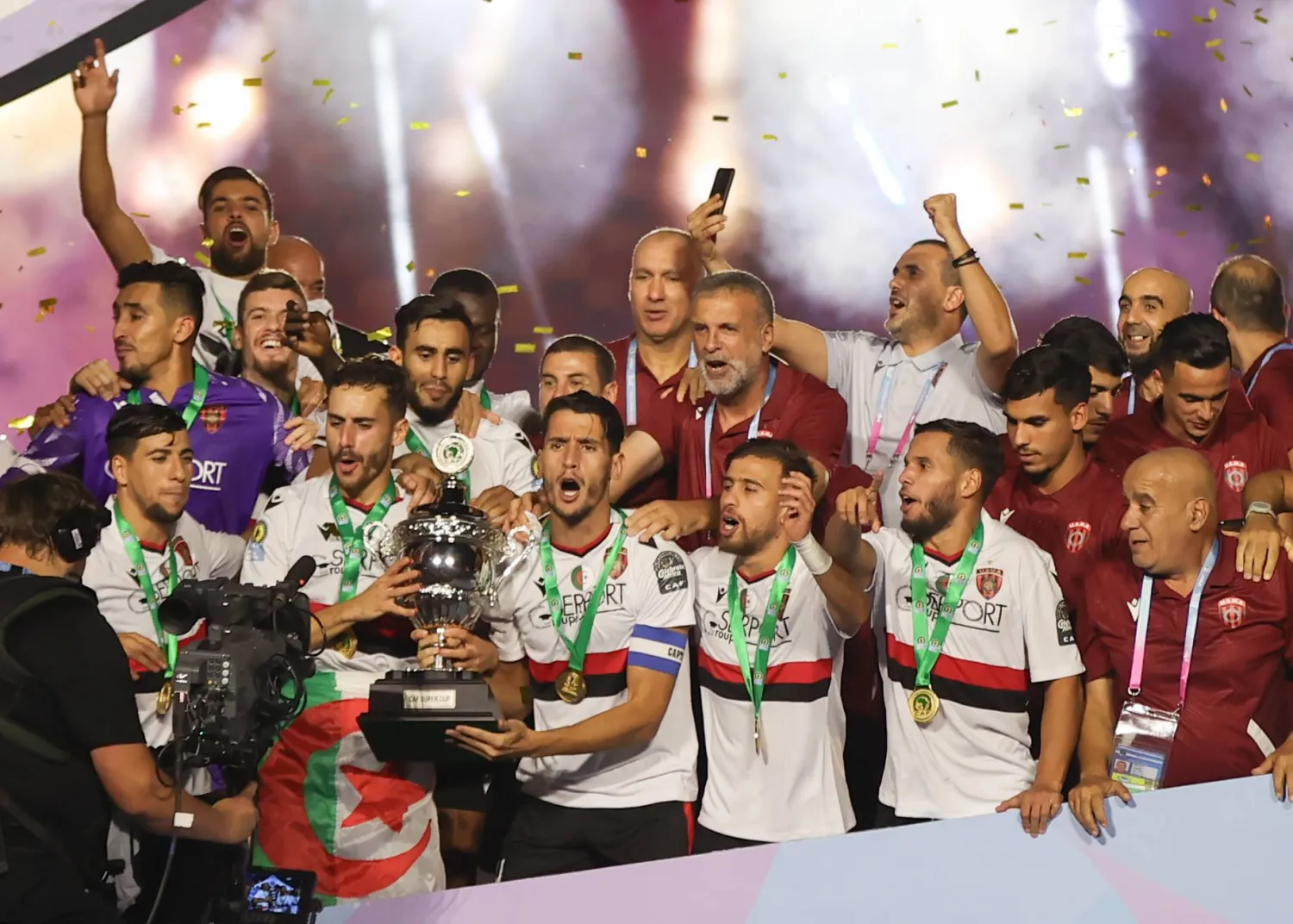 لاعبو اتحاد العاصمة الجزائري خلال التتويج (تصوير: عدنان مهدلي)
