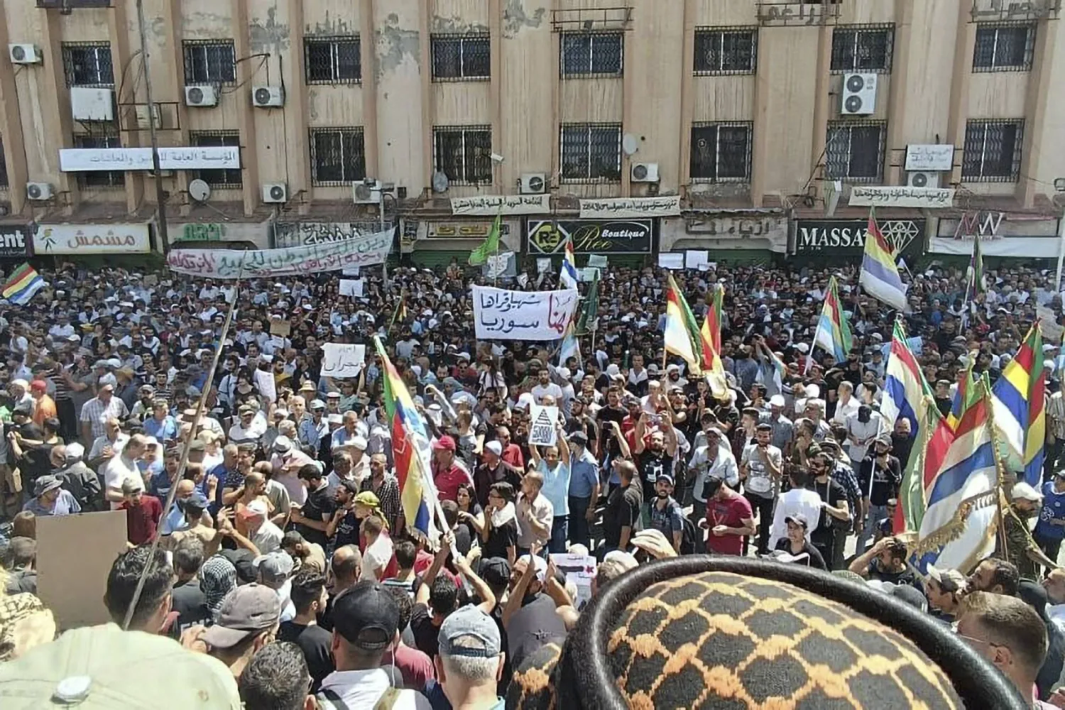 من الاحتجاجات في الساحة المركزية بمدينة السويداء الجمعة (موقع السويداء 24 - أ.ب)