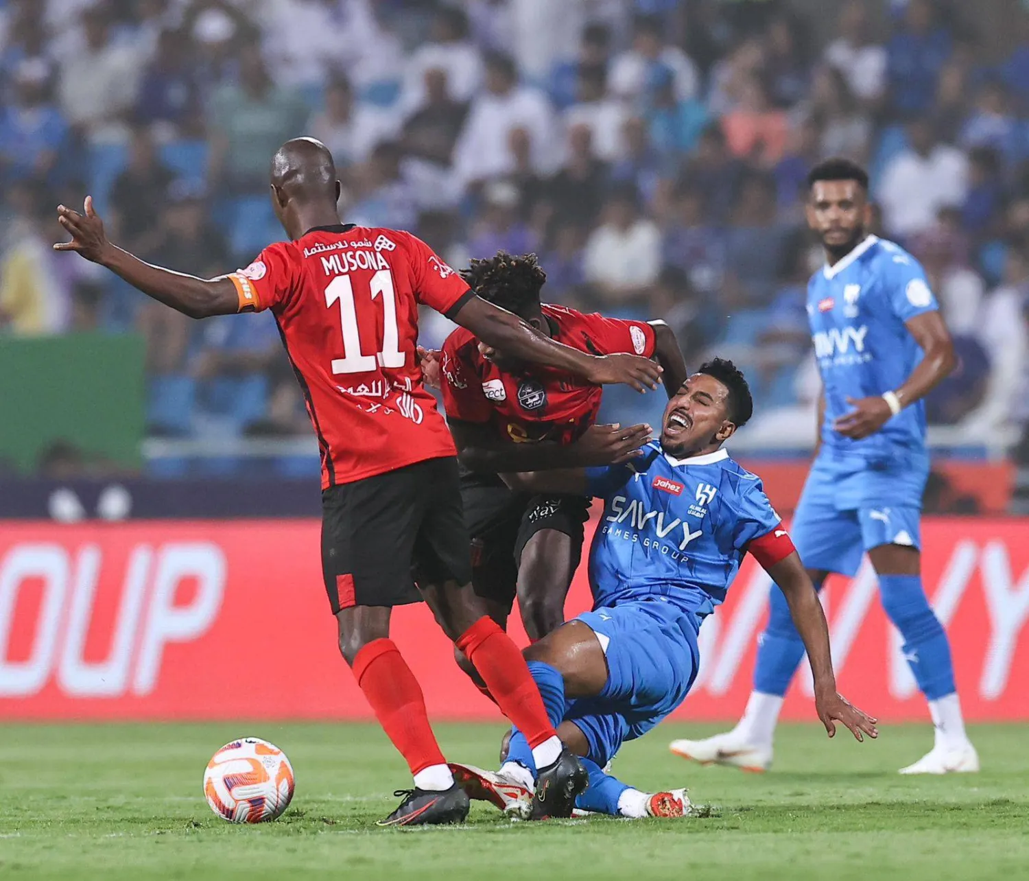 سالم الدوسري يتعرض للعرقلة في إحدى الهجمات الهلالية أمام الرياض (تصوير: سعد العنزي)
