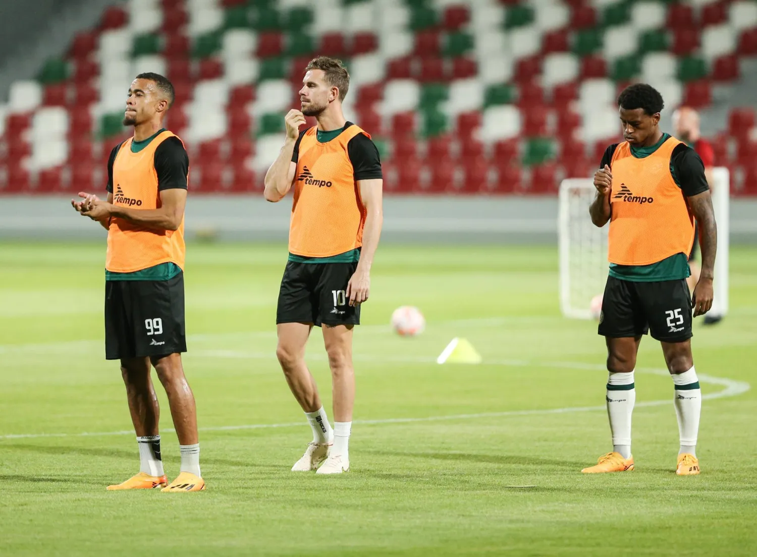 من استعدادات فارس الدهناء لمواجهة أبها (الشرق الأوسط)