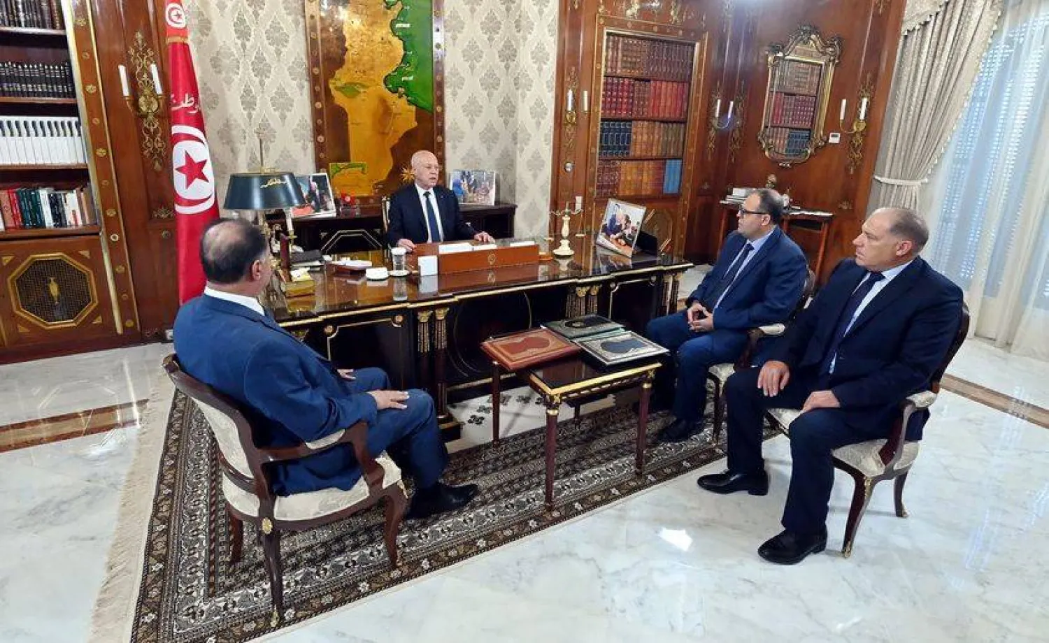 الرئيس قيس سعيد خلال اجتماعه مع وزير الداخلية لبحث أزمة المهاجرين (الداخلية التونسية)
