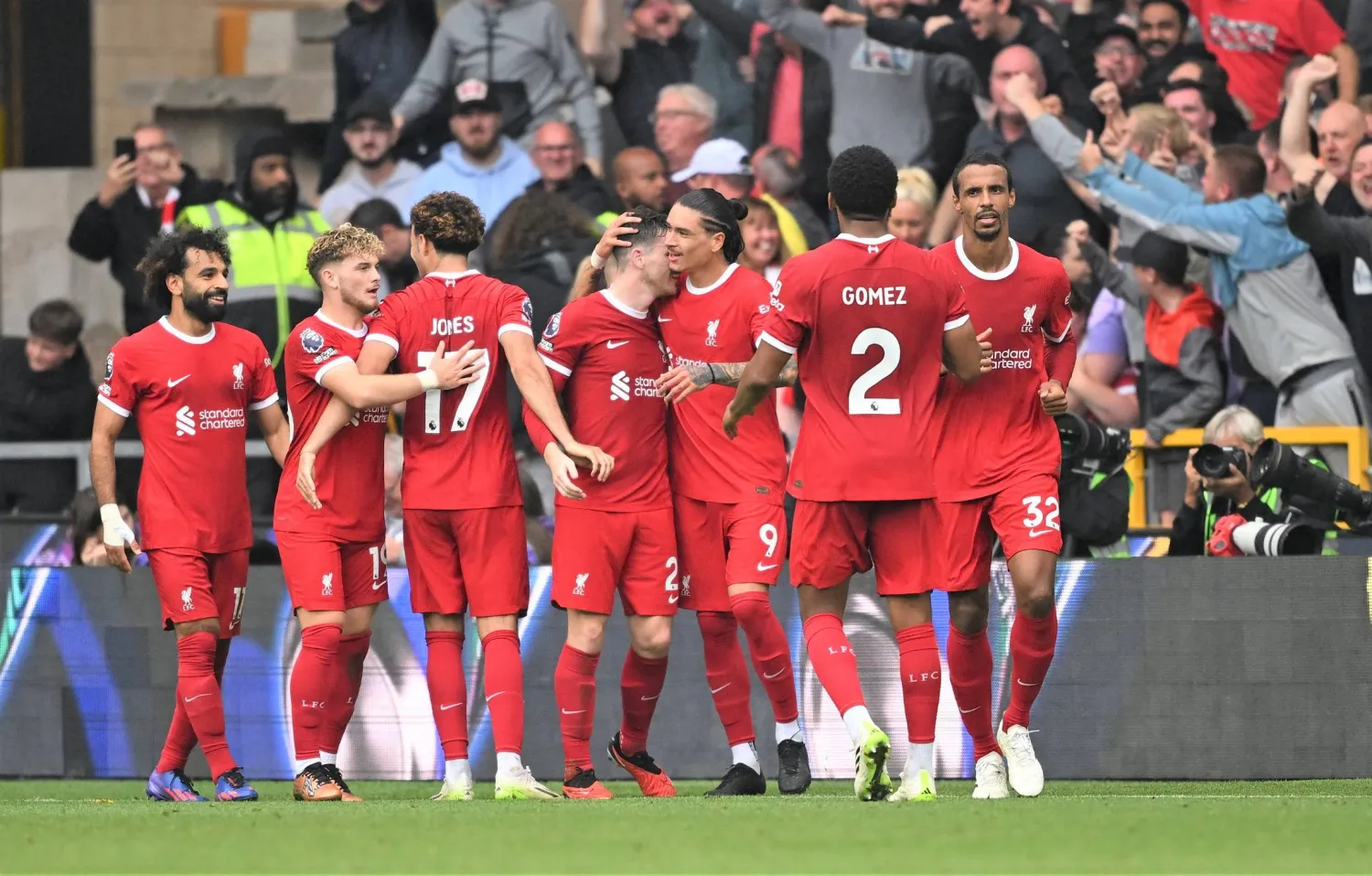 أندرو روبرتسون يحتفل مع زملائه بتسجيل الهدف الثاني في شباك ولفرهامبتون (رويترز)