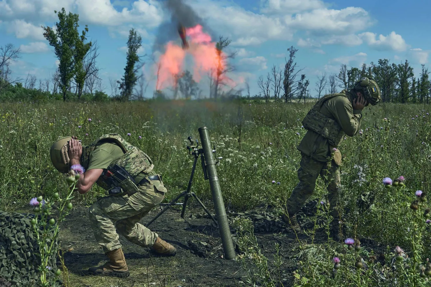 جنديان أوكرانيان يطلقان قذيفة في منطقة دونيتسك الأوكرانية (أ.ب)